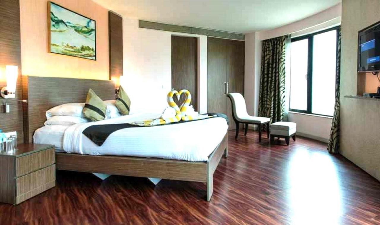 Hotel Celebration Lavasa Exteriér fotografie